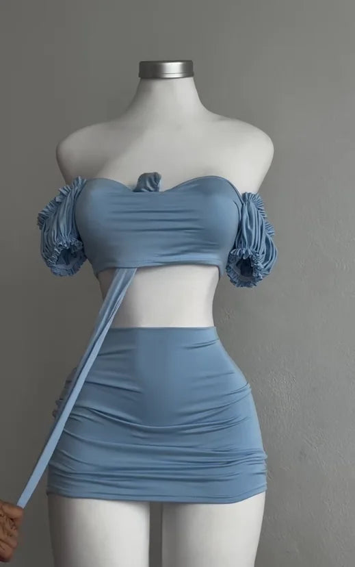 A sexy and fashionable two-piece short skirt with hollowed-out pleated puffed sleeves that wraps the hips Aviola